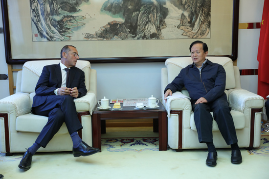 人民日?qǐng)?bào)社社長李寶善會(huì)見以色列駐華大使何澤偉一行。（攝影：李國良）