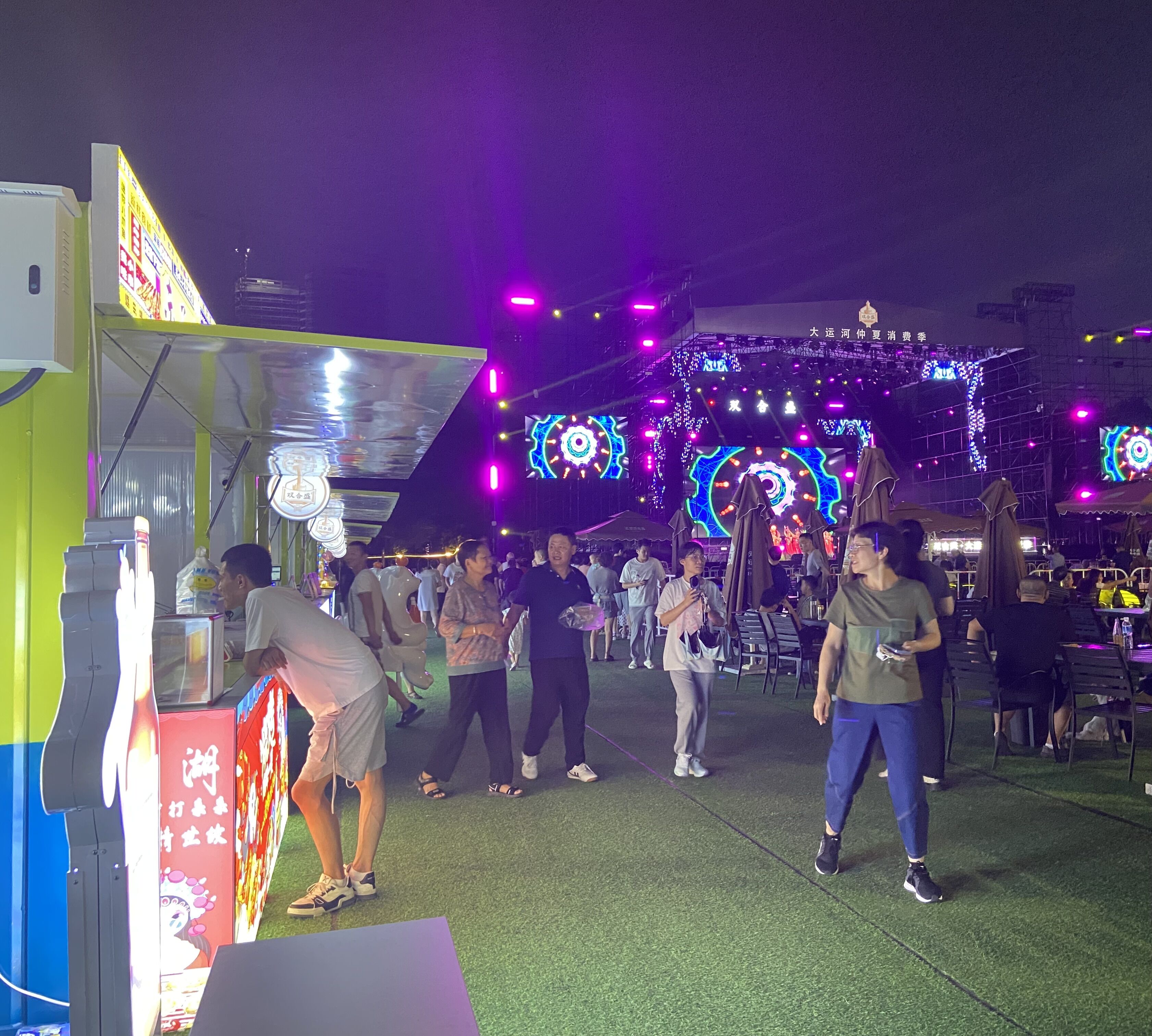 8月16日，游客在大運(yùn)河仲夏消費(fèi)季現(xiàn)場(chǎng)觀看演出、品嘗美食。人民網(wǎng) 馮春昉攝