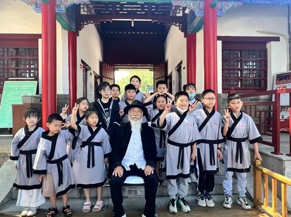 聽孔廟歷史見證人——白胡子爺爺講述臨沂城過去的故事。臨沂市博物館供圖