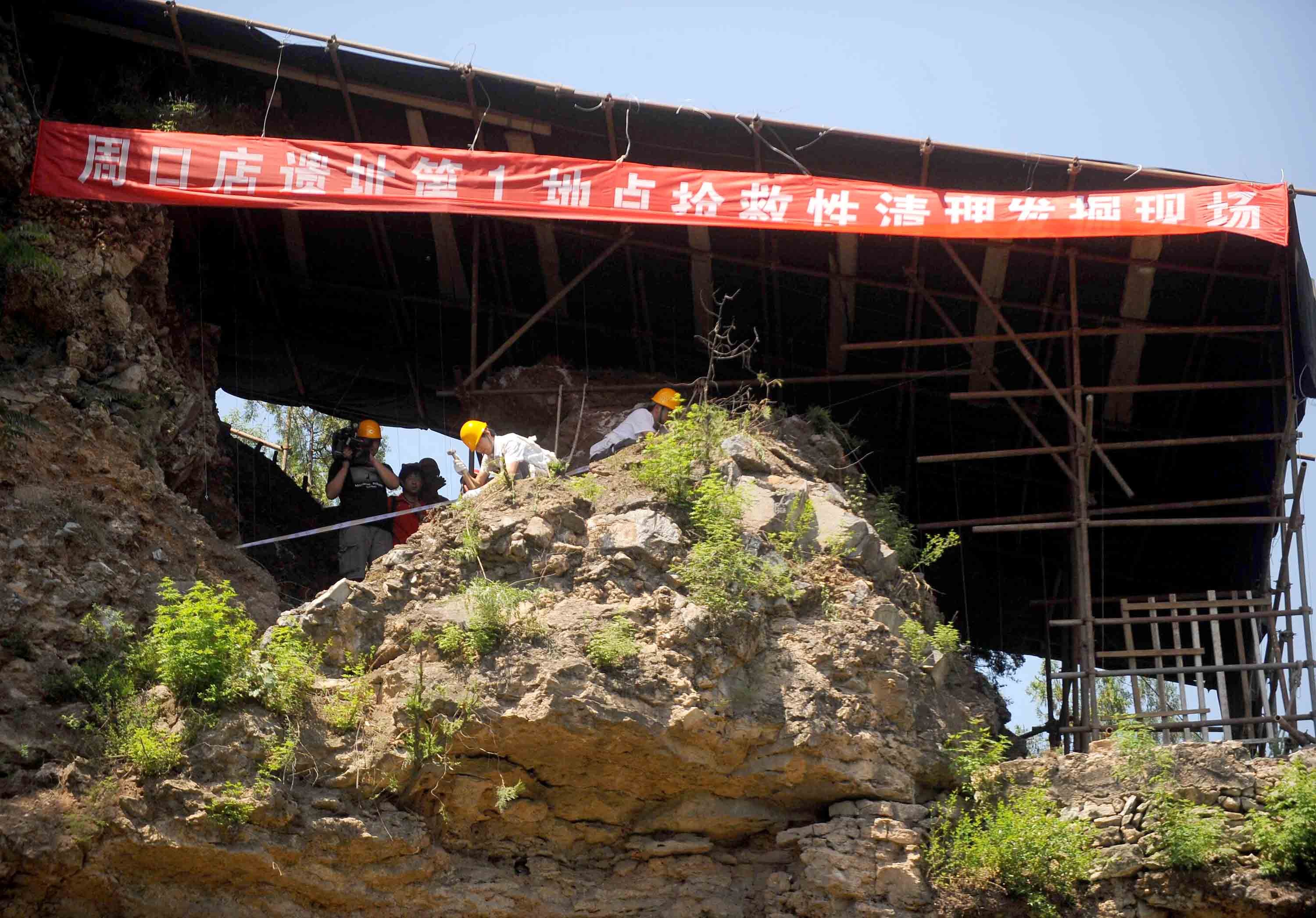 中國(guó)文化源遠(yuǎn)流長(zhǎng)，中華文明博大精深。中華文明探源工程等重大工程的研究成果，實(shí)證了我國(guó)百萬(wàn)年的人類史、一萬(wàn)年的文化史、五千多年的文明史。這是2009年6月24日，考古工作人員在北京周口店遺址第1地點(diǎn)進(jìn)行搶救性清理發(fā)掘工作。新華社記者 羅曉光 攝