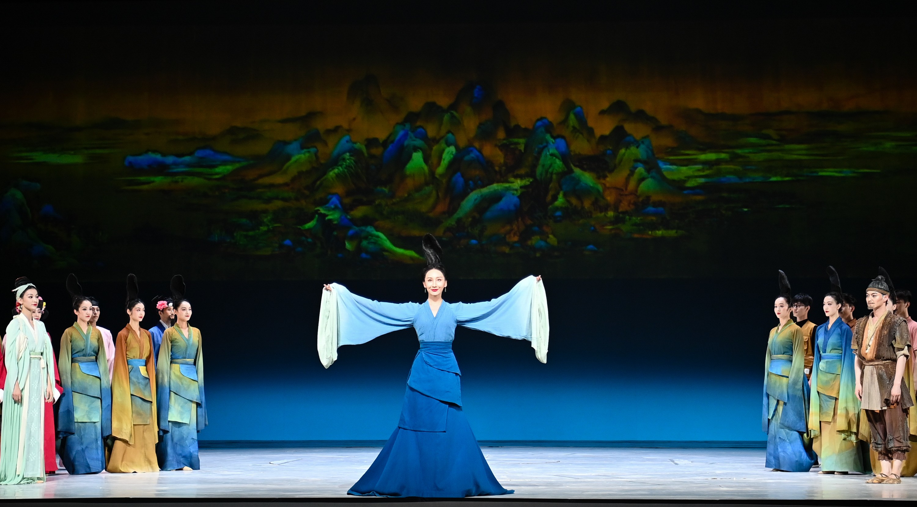 2023年7月20日，中國(guó)東方演藝集團(tuán)演員在烏魯木齊文化中心大劇院表演舞蹈詩(shī)劇《只此青綠》。新華社記者 李響 攝
