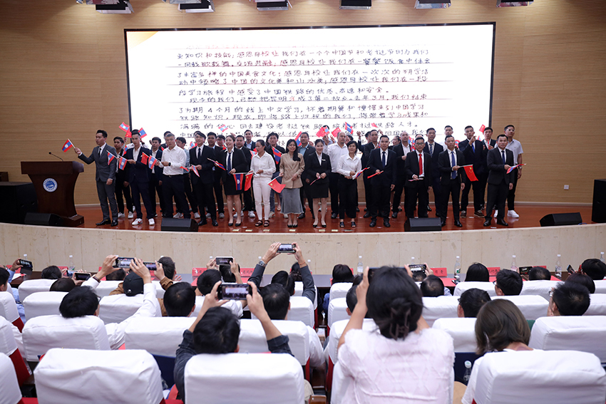 7月31日，昆明鐵道職業(yè)技術(shù)學(xué)院舉行援老撾鐵道職業(yè)技術(shù)學(xué)院項(xiàng)目教育能力建設(shè)教師培養(yǎng)班結(jié)業(yè)典禮。 昆明鐵道職業(yè)技術(shù)學(xué)院供圖