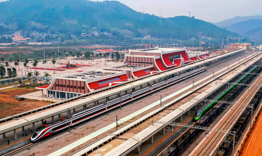 對(duì)向行駛的國際客運(yùn)列車“復(fù)興號(hào)”和“瀾滄號(hào)”在磨憨站交匯。楊紫軒攝