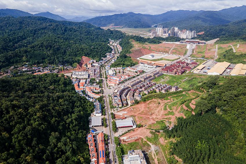 磨憨口岸俯瞰，右前方高層白色建筑群為老撾境內(nèi)。人民網(wǎng)記者 符皓攝