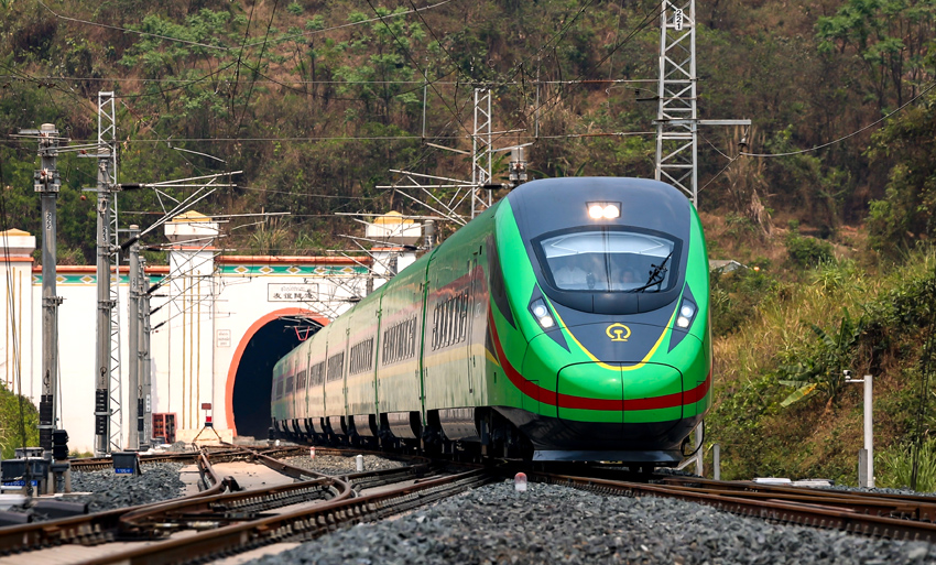 “復(fù)興號(hào)”動(dòng)車組列車駛過友誼隧道。徐章位攝