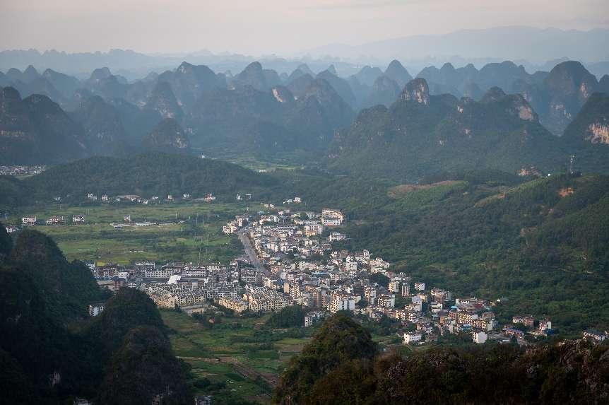 廣西層巒疊嶂，郁郁蔥蔥。 人民網(wǎng) 嚴立政攝