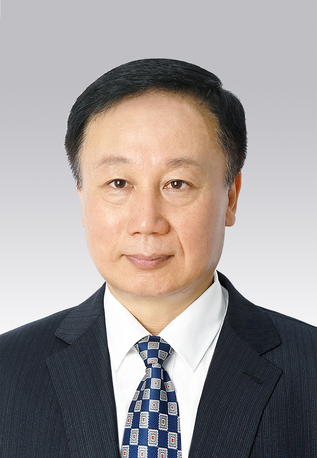 馬宏偉，男，滿族，1969年4月生，研究生學(xué)歷，中共黨員，現(xiàn)任人民日?qǐng)?bào)社副總編輯。